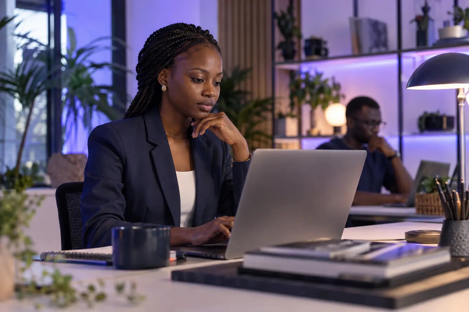 Profissional africana a desenvolver uma estratégia de marketing digital com apoio de inteligência artificial