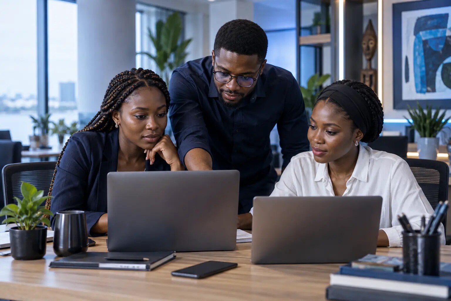 Equipa africana de desenvolvimento de software a colaborar em computadores portáteis